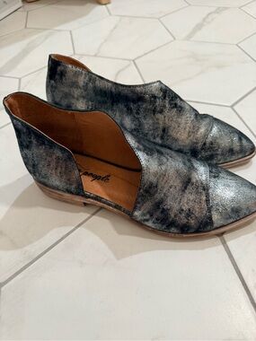 Free People Women's Royale Flat Onyx  and silver finish- Medium